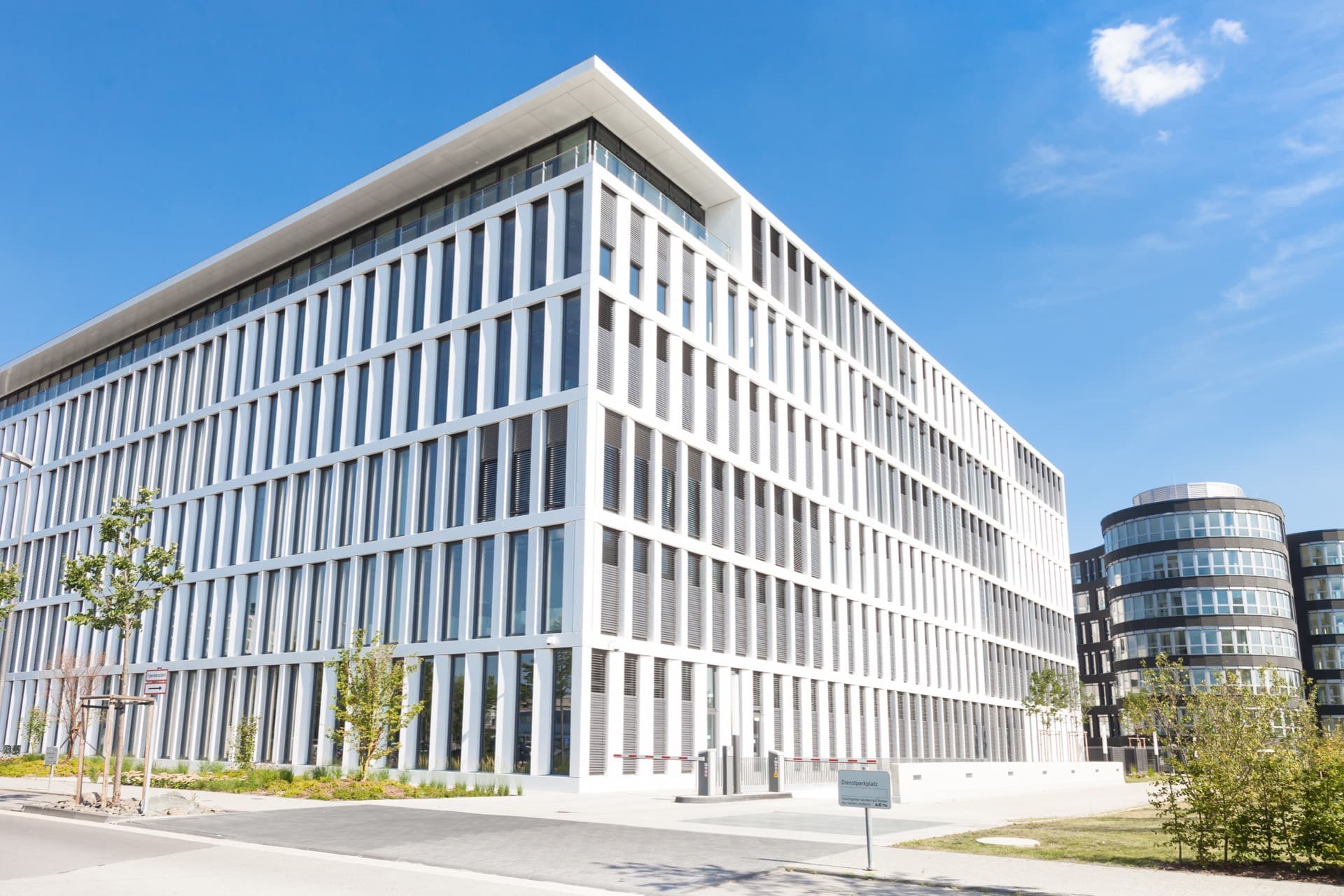 Modernes Bürogebäude mit heller Fassade