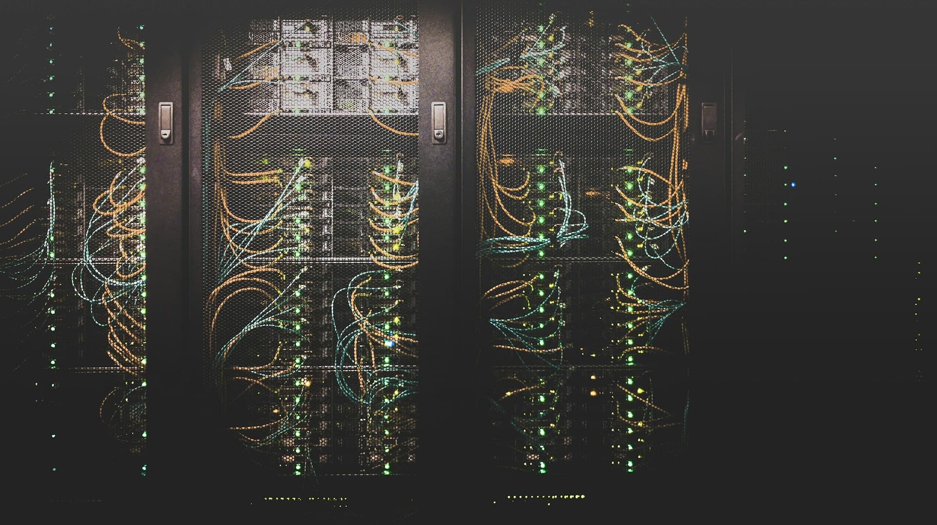 Serverschrank mit Netzwerkverkabelung im Rechenzentrum