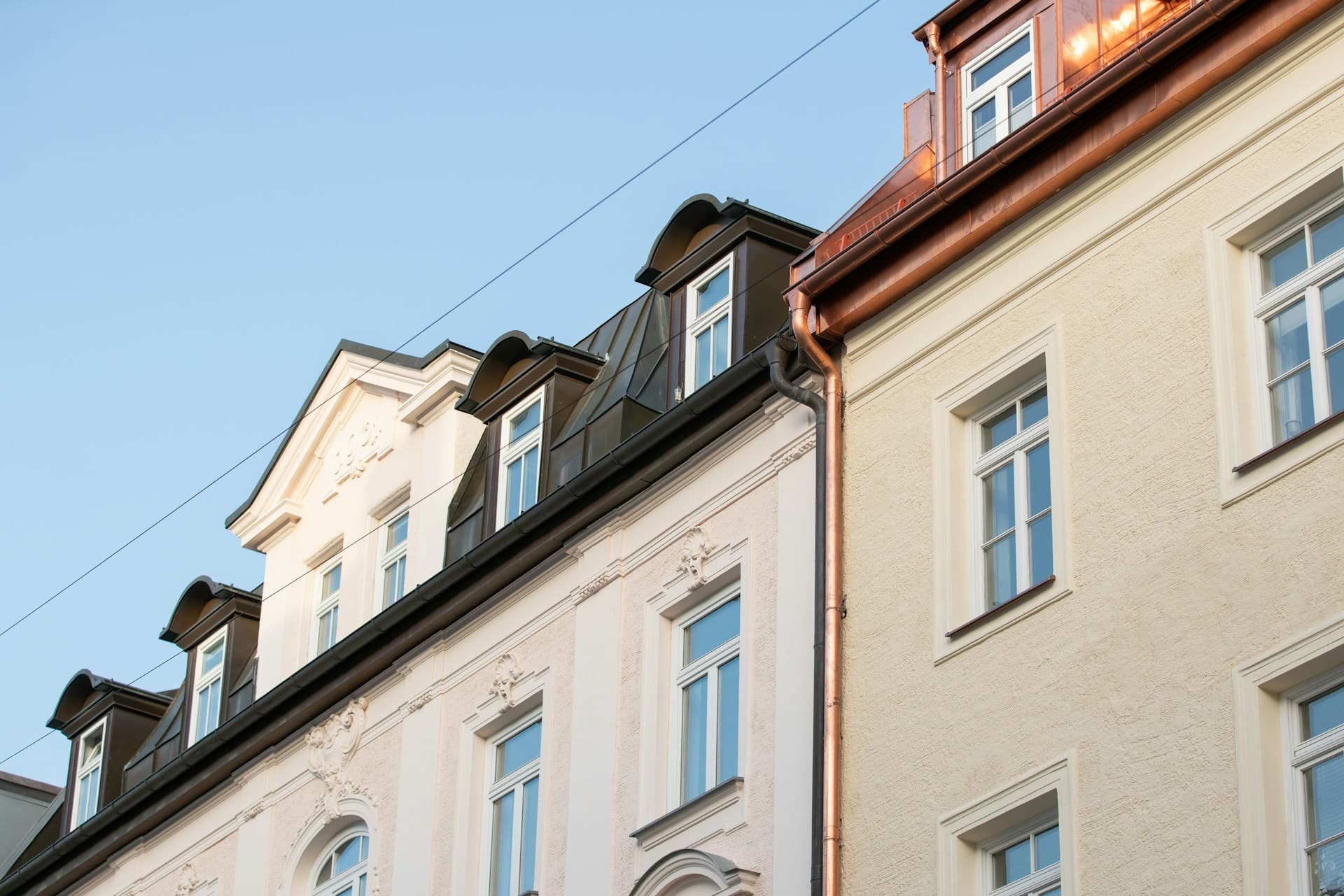 Dächer und Gauben sanierter Altbau-Wohnhäuser