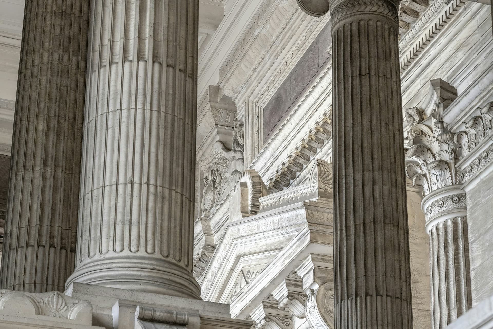 Monumentale Säulenhalle eines Gerichtsgebäudes