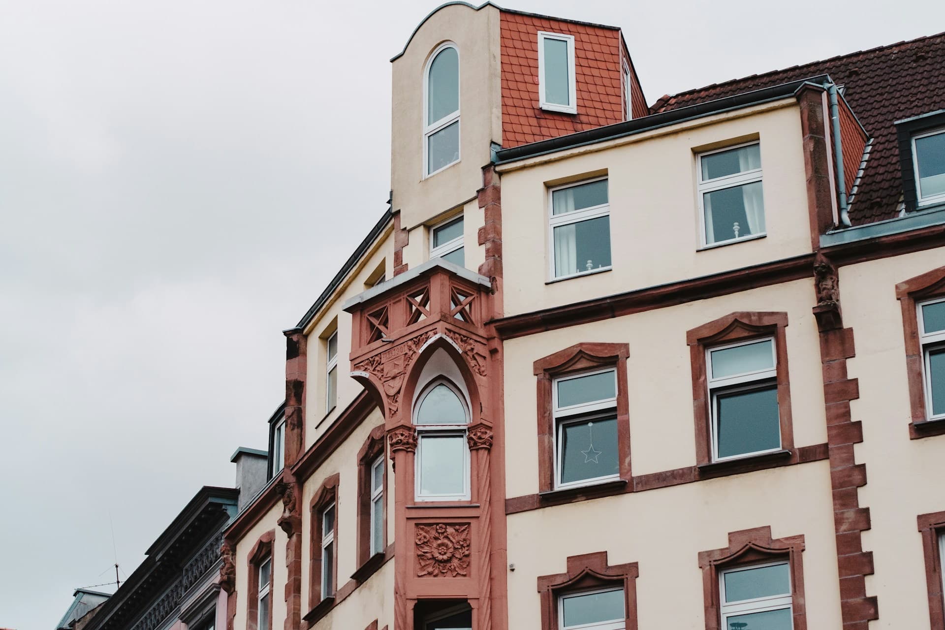 Fassade eines Gründerzeit-Wohnhauses mit Stuckelementen