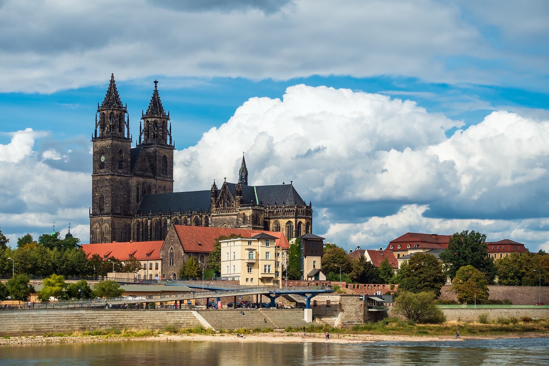 Blick über die Elbe auf den Magdeburger Dom