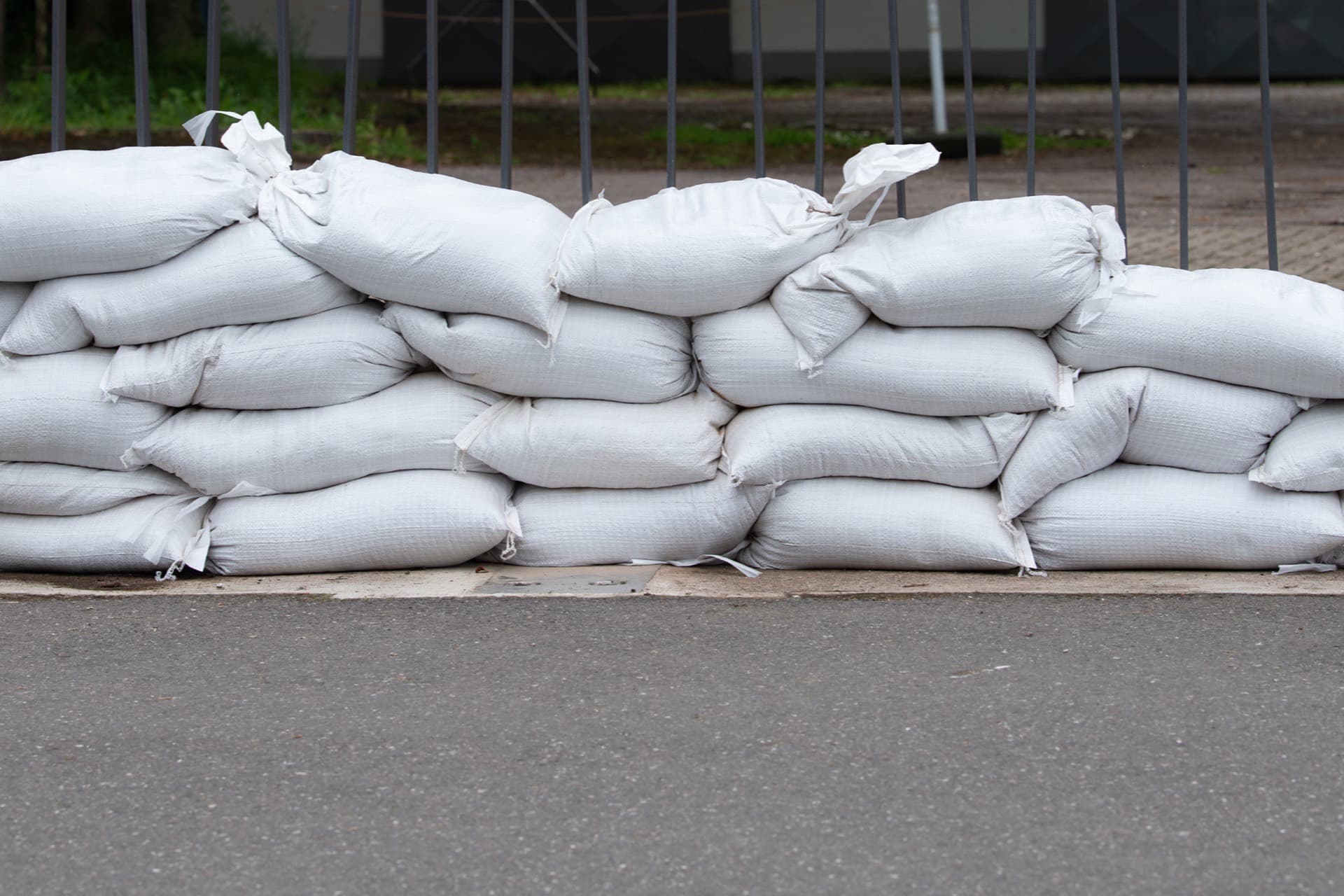 Sandsäcke als Hochwasserschutz vor einem Gebäude